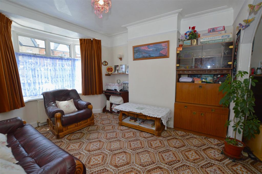 Property photo 2 of 14 31 Argyle Avenue Living Room.Jpg