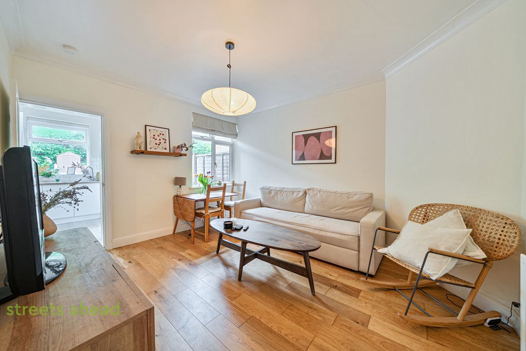 Property photo 2 of 17 F99B12F0-8179-4Db...