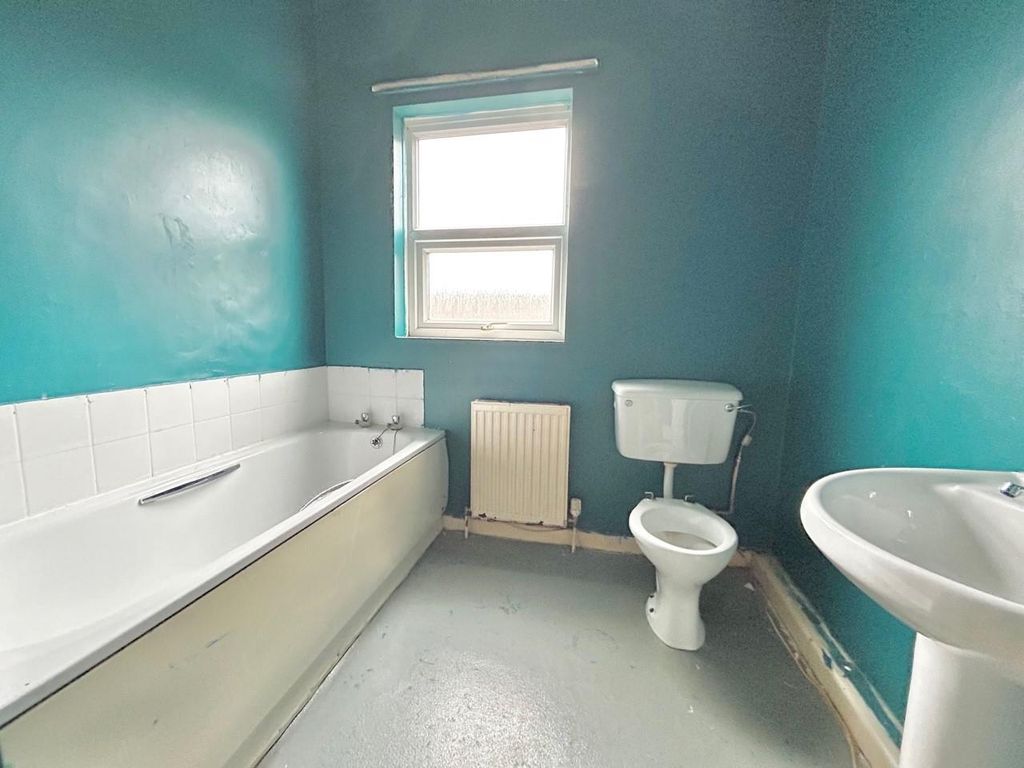 Property photo 1 of 7 Bathroom.Jpg