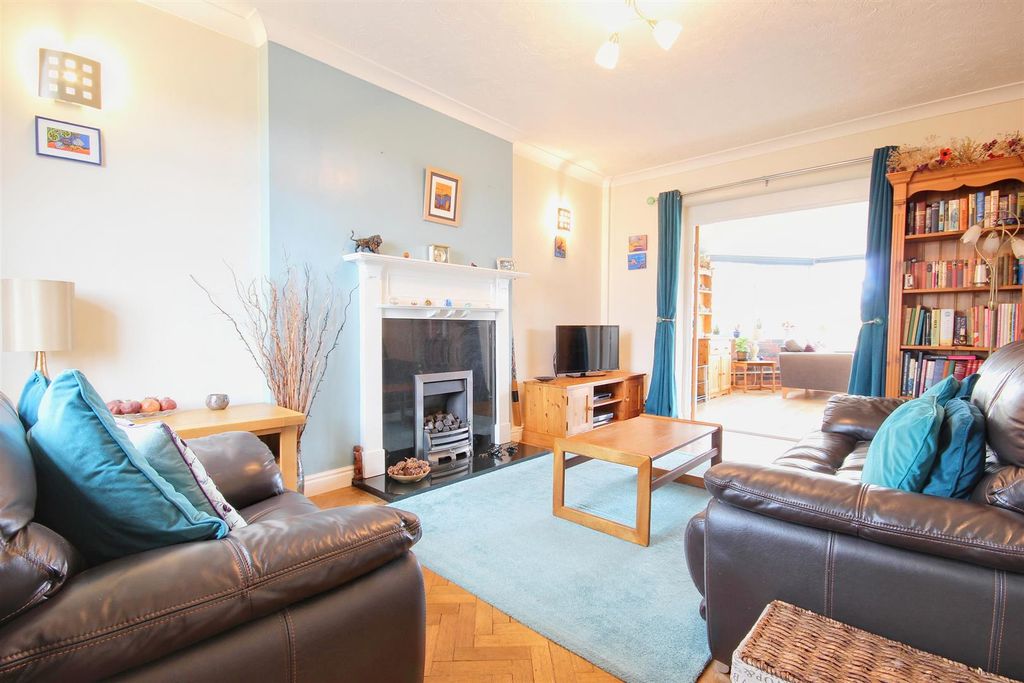 Property photo 2 of 31 Lounge