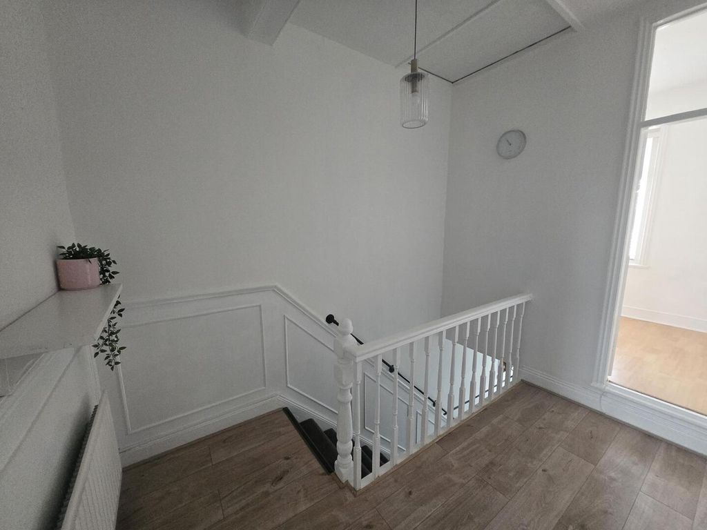 Property photo 2 of 9 Hallway