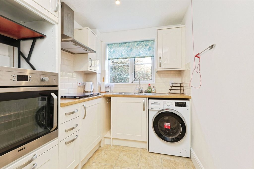 Property photo 3 of 11 Kitchen