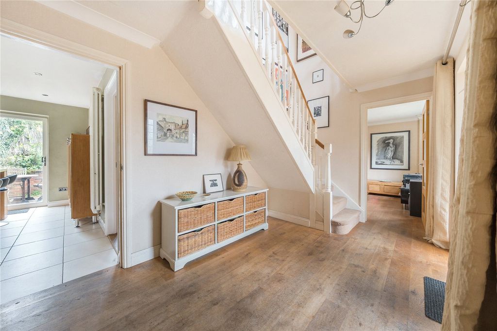 Property photo 2 of 22 Entrance Hall