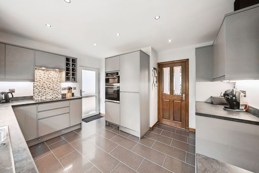 Property photo 3 of 26