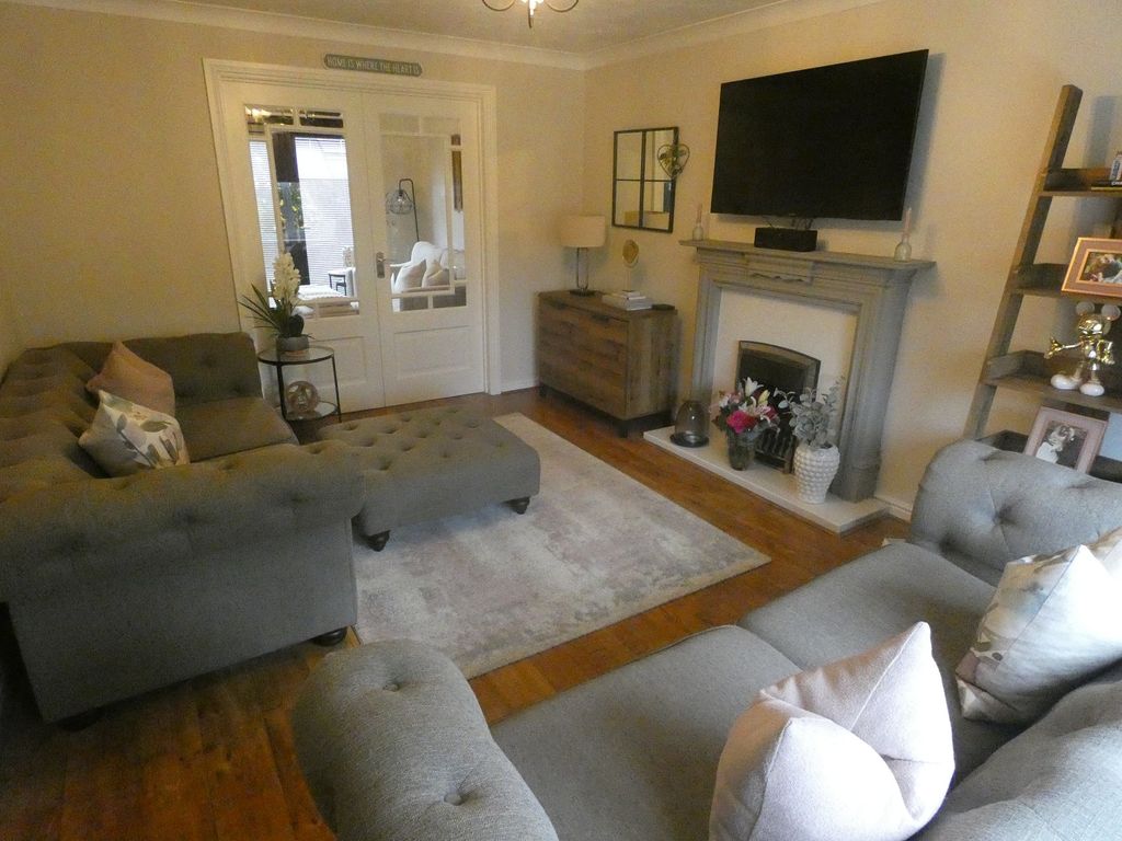 Property photo 2 of 21 Front Lounge