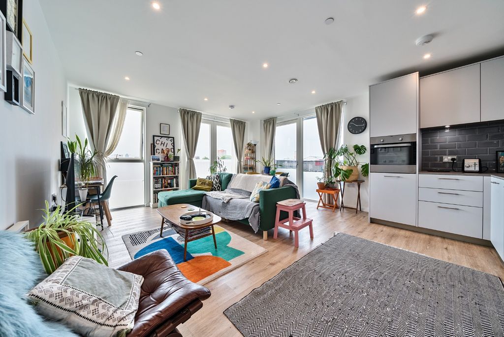 Property photo 2 of 13 4034382