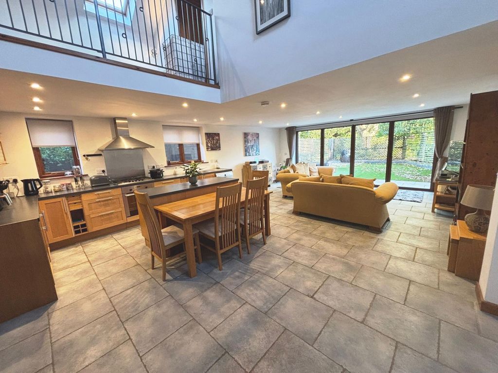 Property photo 1 of 11 Photo 13