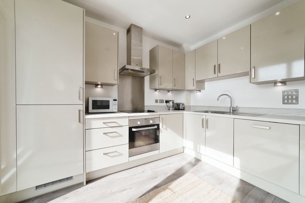 Property photo 3 of 10 Kitchen