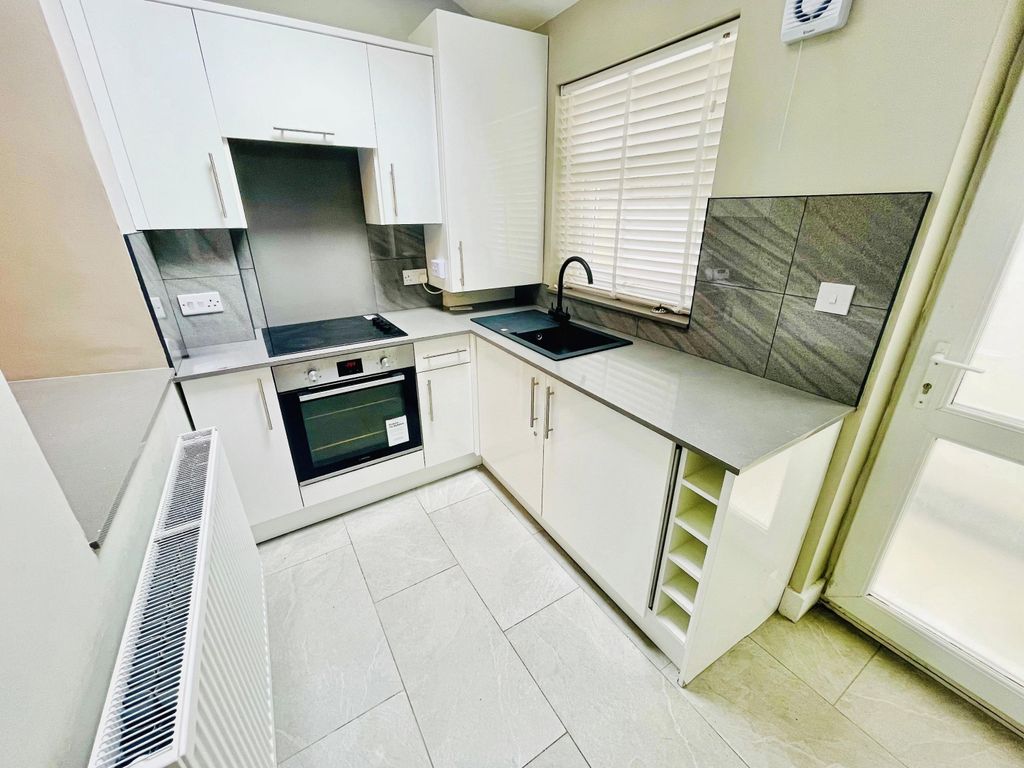 Property photo 3 of 10 Kitchen