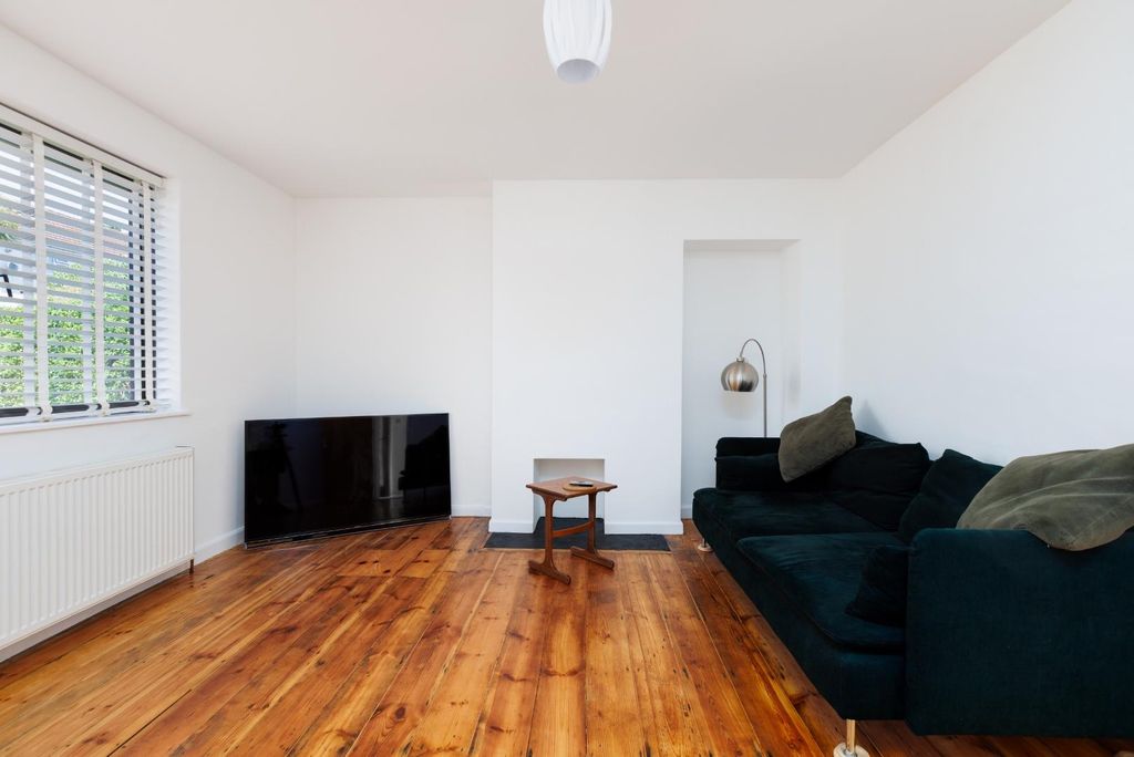 Property photo 3 of 24 6 Foxcroft Road-14.Jpg