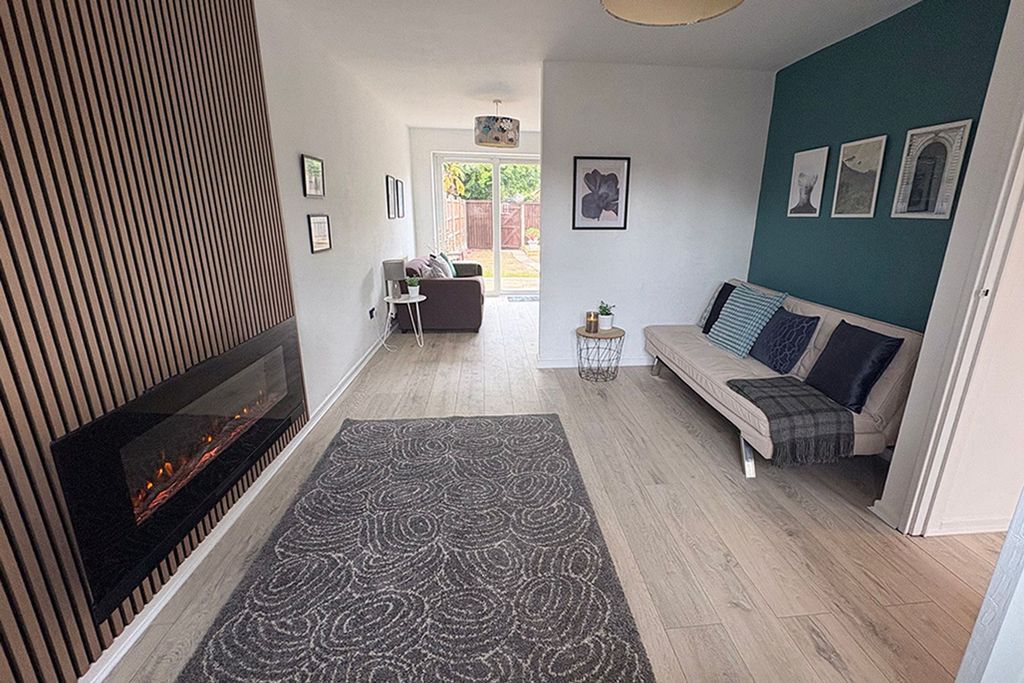 Property photo 3 of 30 Lounge