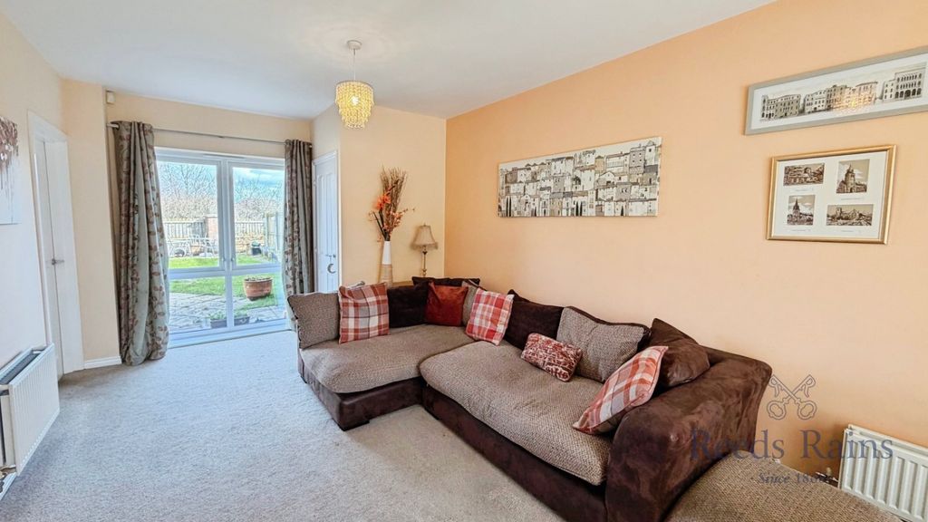 Property photo 3 of 21 Lounge