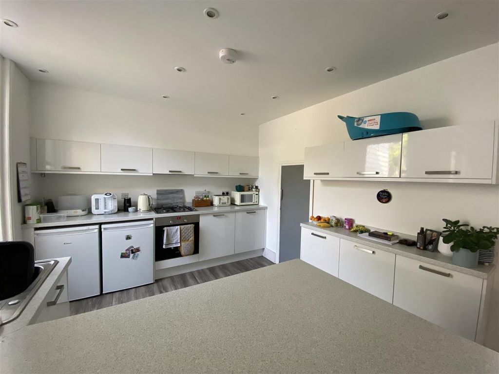 Property photo 1 of 10 Kitchen