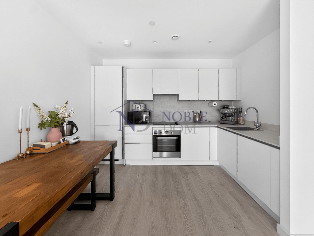 Property photo 1 of 17 2 Bedroom 2 Bathroom Flat In Hounslow