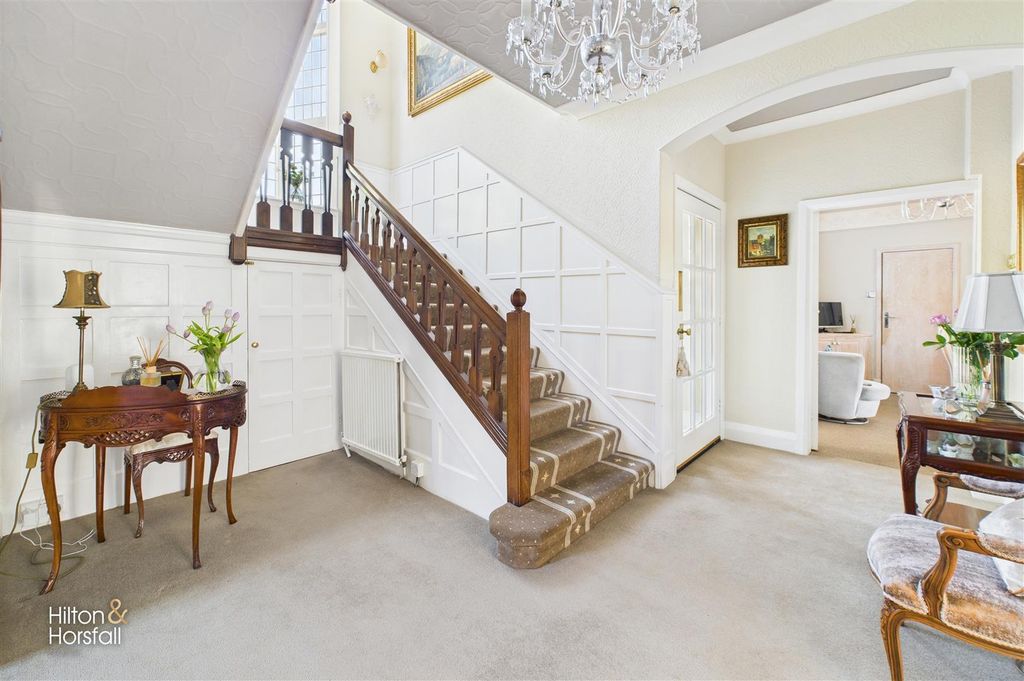 Property photo 2 of 33 Uplands