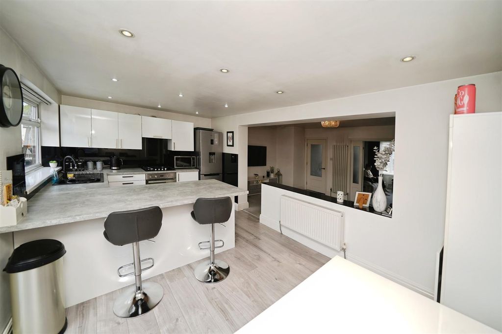 Property photo 3 of 17 Kitchen