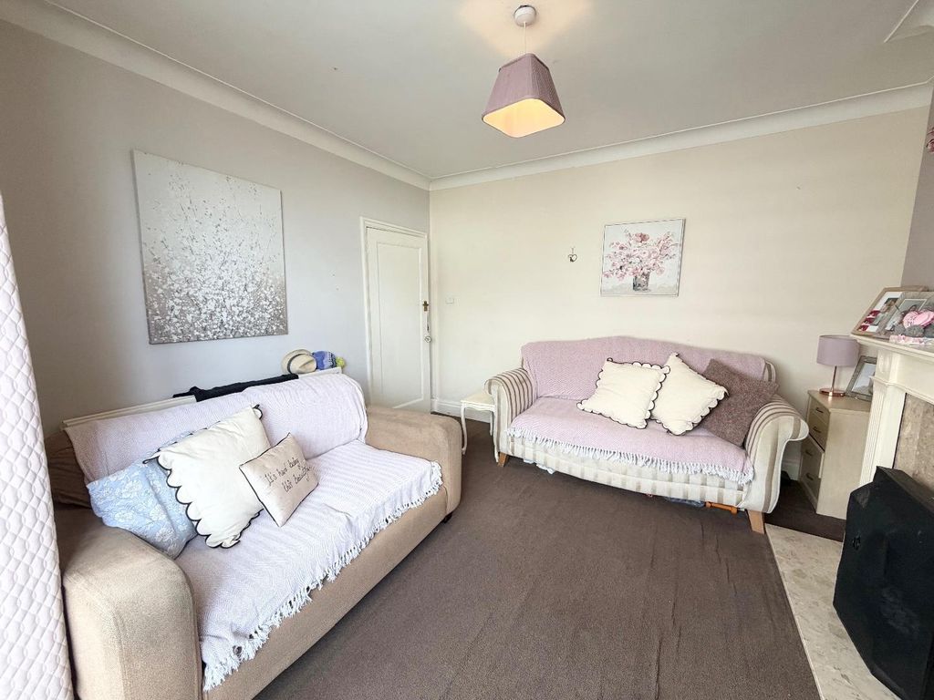 Property photo 2 of 12 Lounge