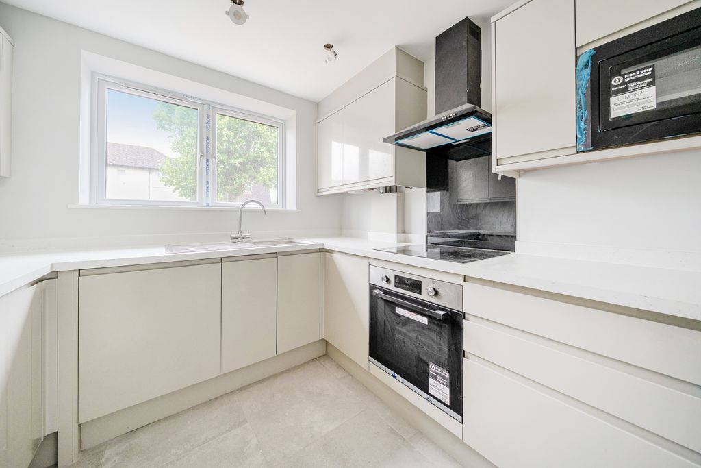 Property photo 3 of 11 Kitchen