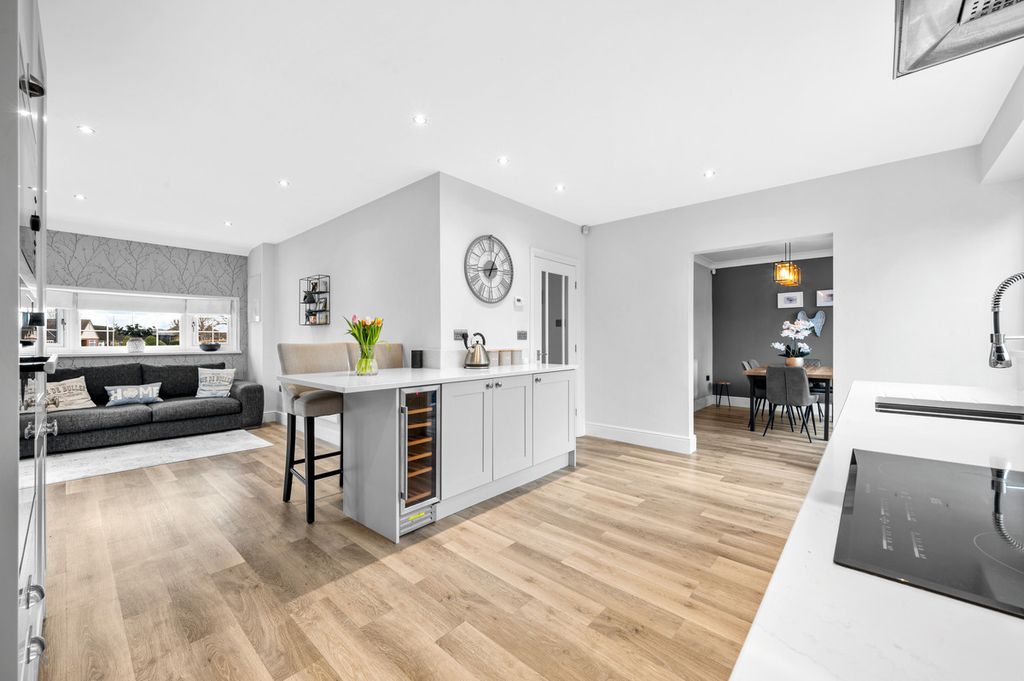 Property photo 2 of 27