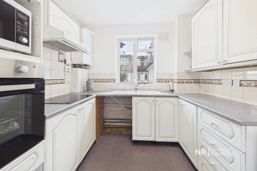 Property photo 3 of 11 Kitchen