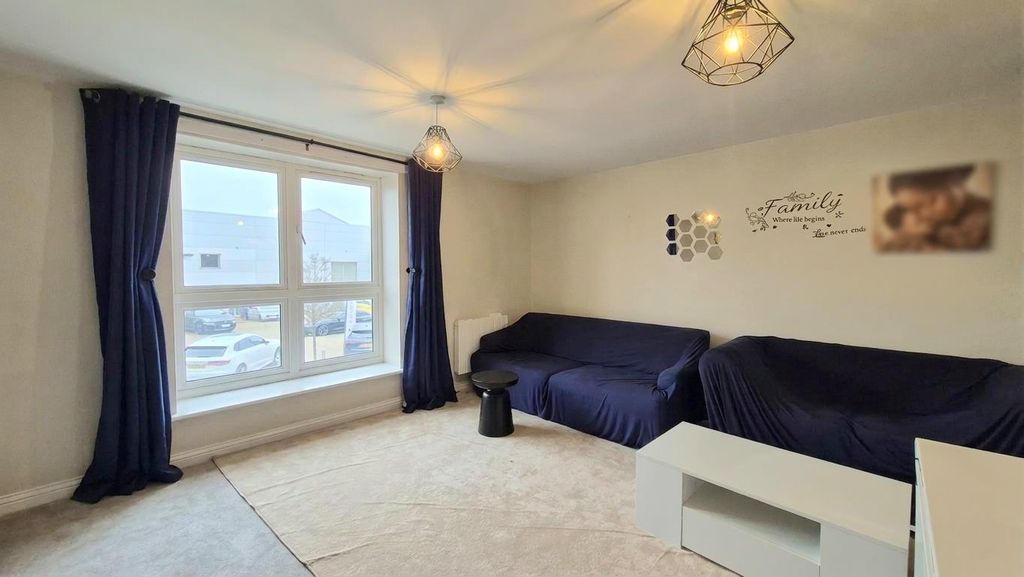 Property photo 3 of 11 Lounge