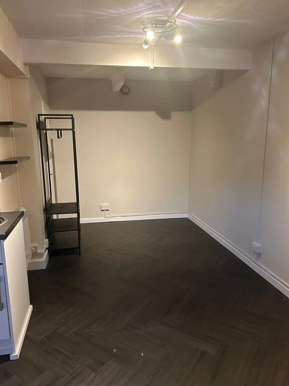 Property photo 2 of 5 Studio