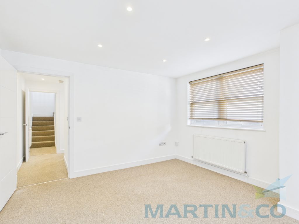 Property photo 3 of 14 Living Room Pic 3