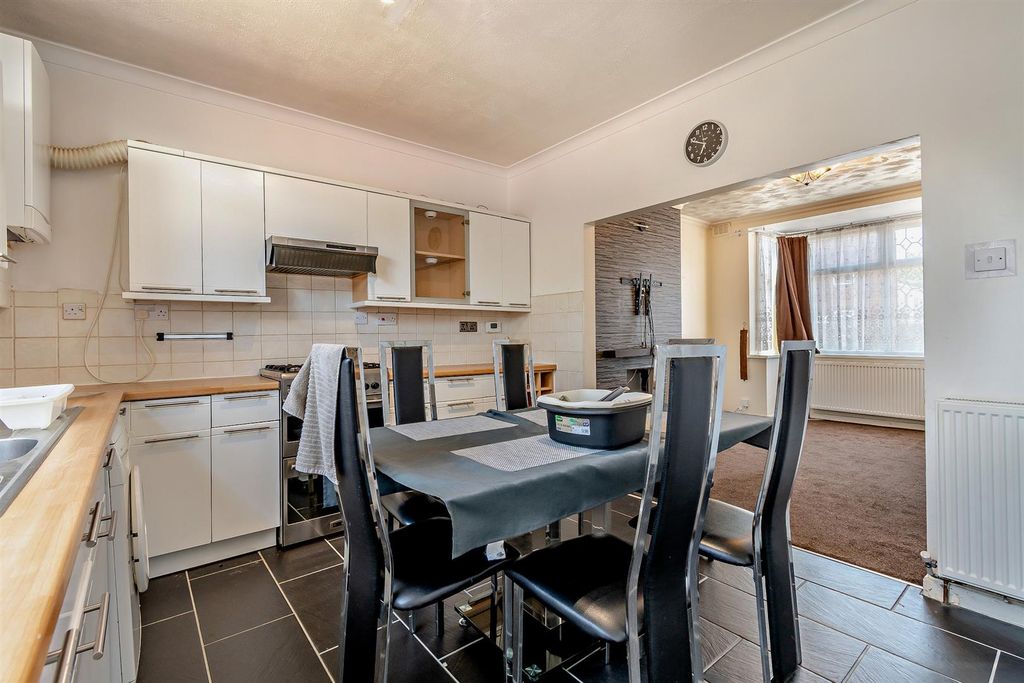 Property photo 2 of 14 8656482-Interior06-800.Jpg