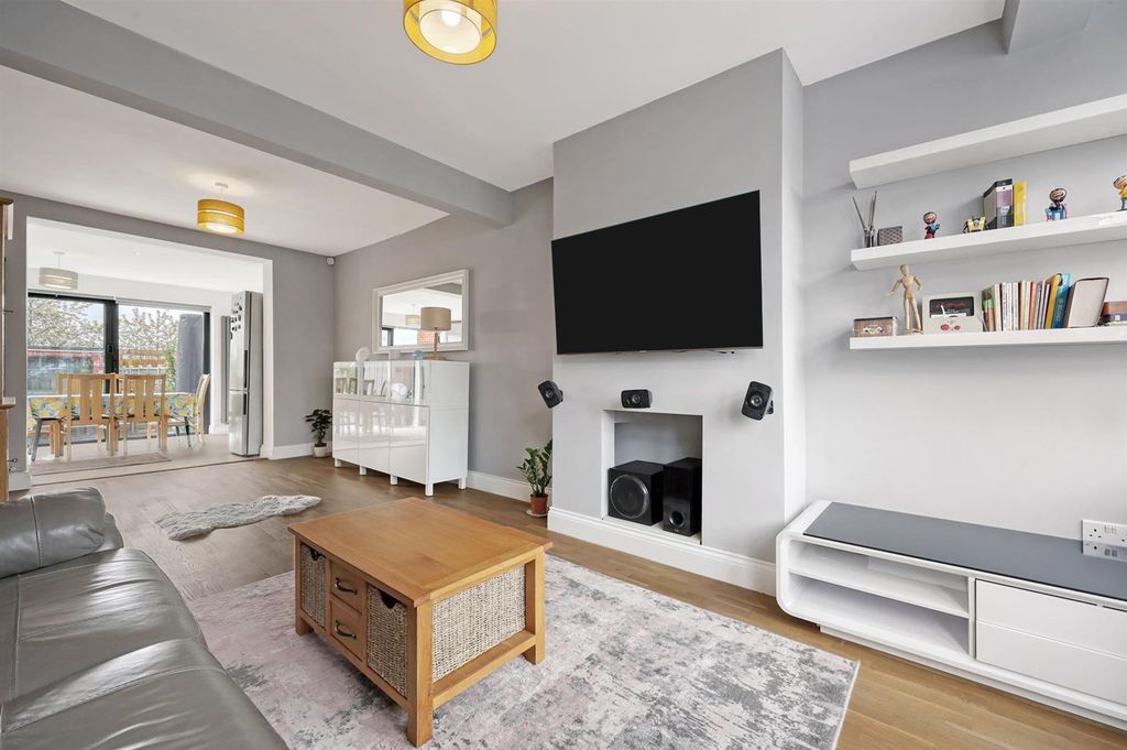 Property photo 2 of 37 Lounge