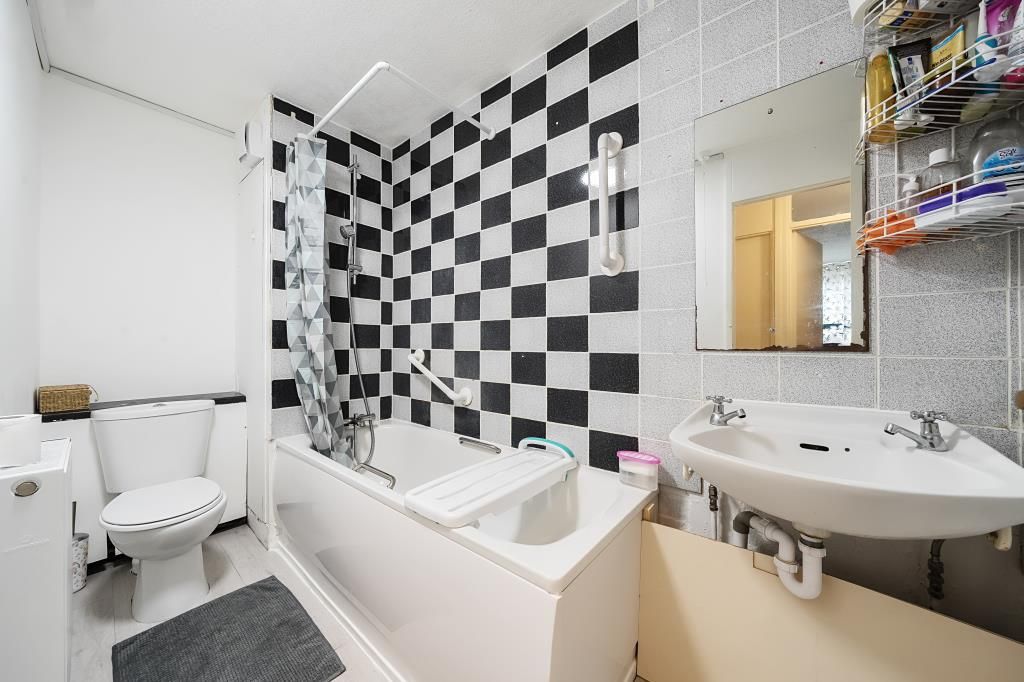Property photo 2 of 12 Bathroom