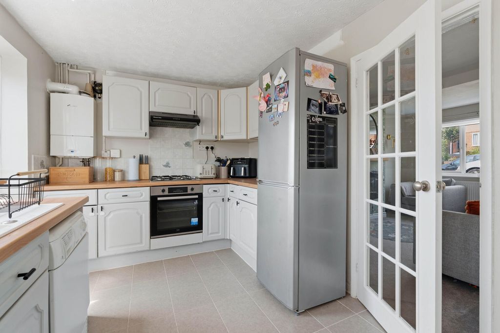 Property photo 3 of 19 Kitchen