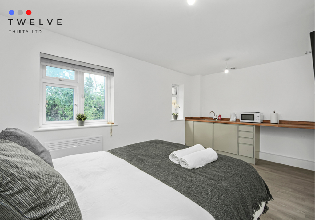 Property photo 3 of 9 Bed x Kitchenette