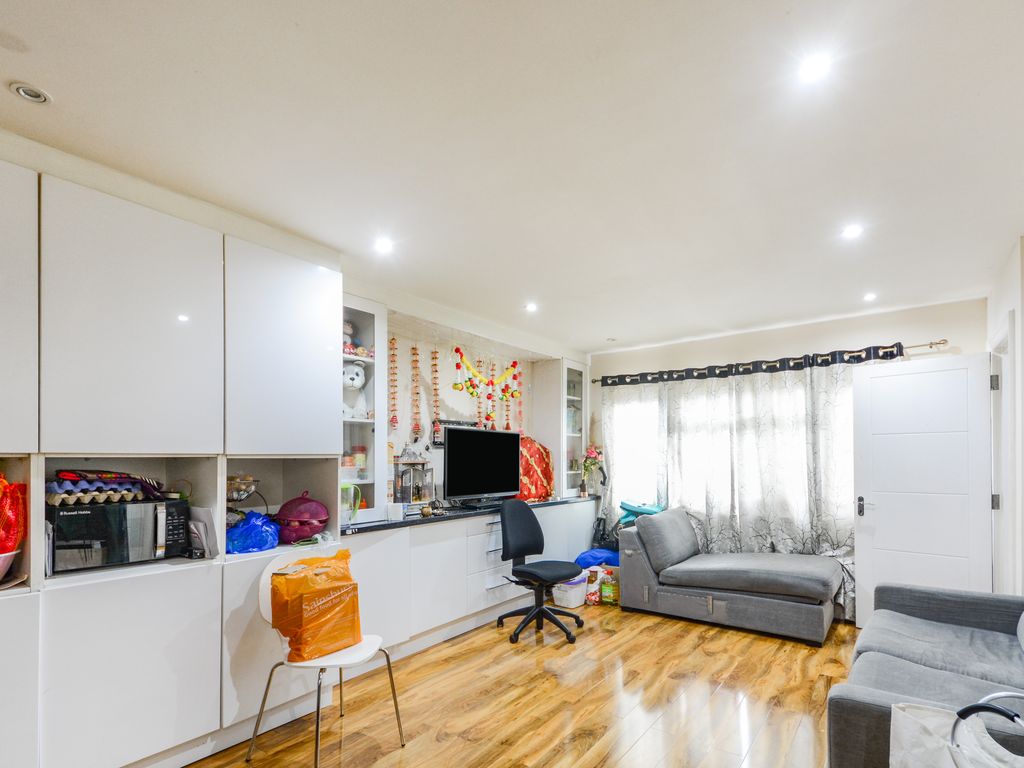 Property photo 3 of 18 Spacious Living Area