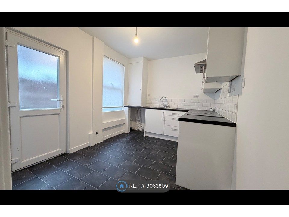 Property photo 2 of 11 Kitchen