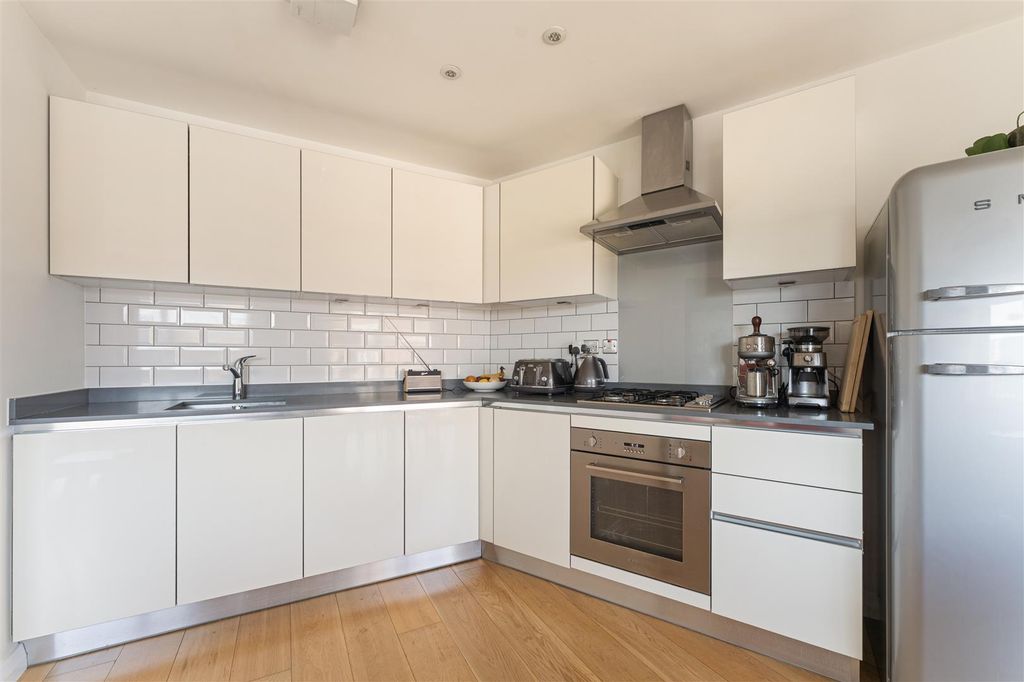 Property photo 3 of 14 Cresset Road, E9