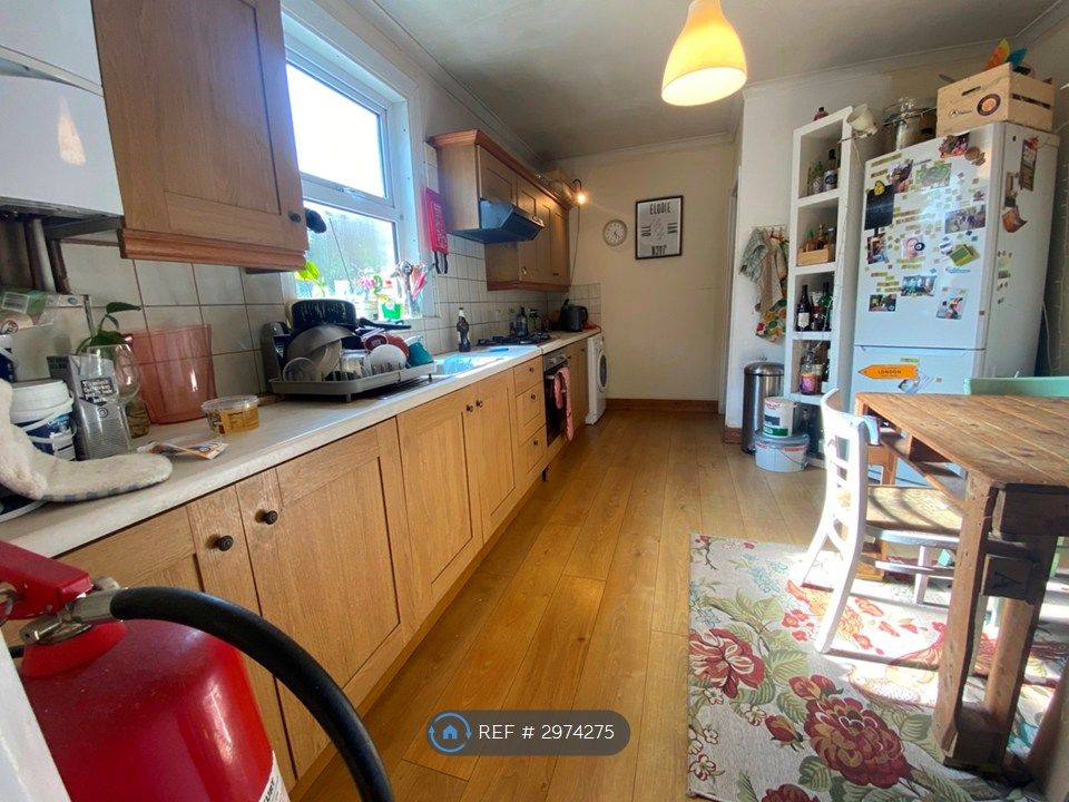 Property photo 2 of 11 Kitchen