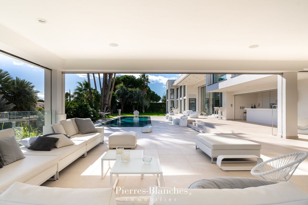 Property photo 1 of 10 Architect-Designed Villa