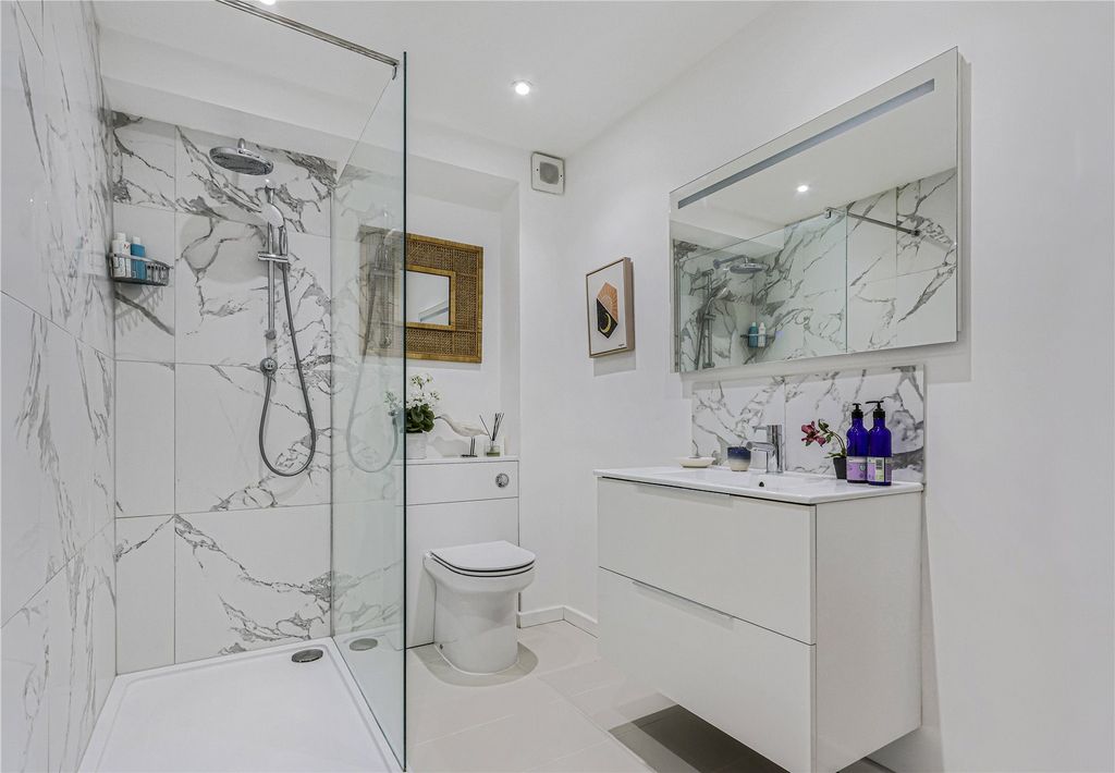 Property photo 3 of 26 Ensuite