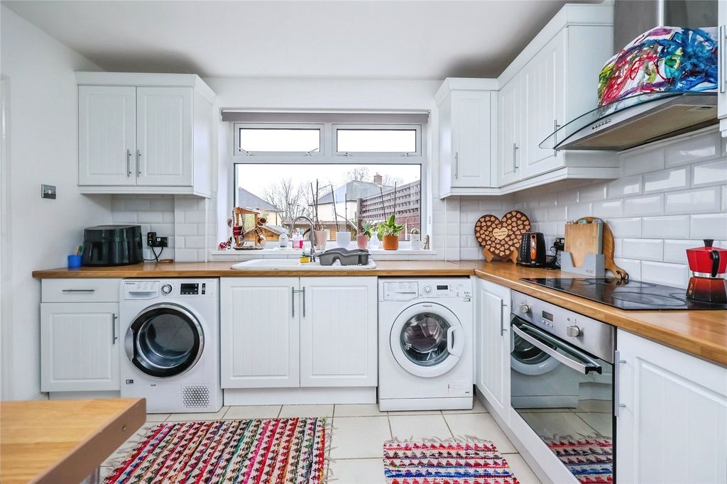 Property photo 2 of 16 Fitted Kitchen