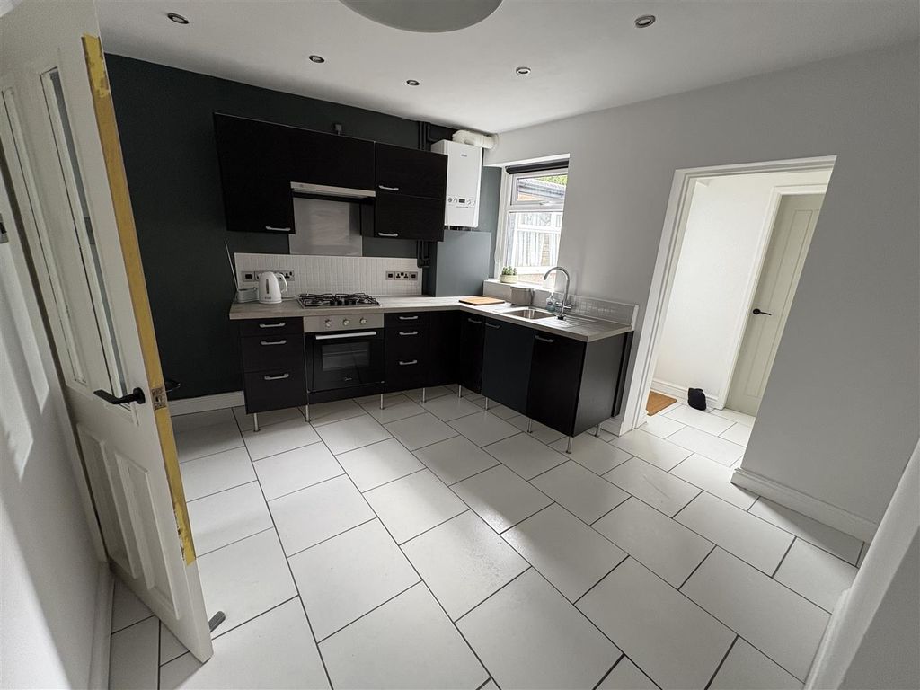 Property photo 2 of 14 Kitchen