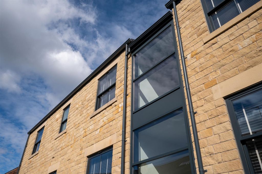 Property photo 2 of 17 Exterior