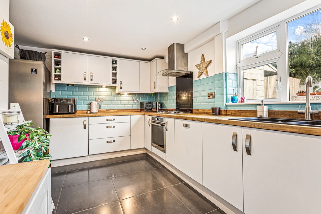 Property photo 3 of 13 Kitchen