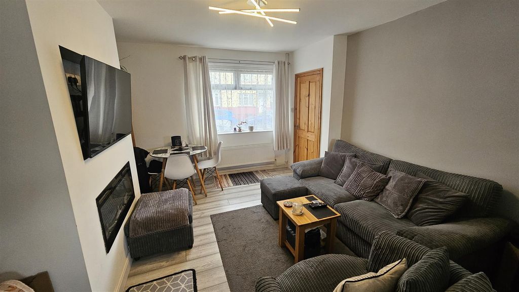 Property photo 2 of 14 Lounge