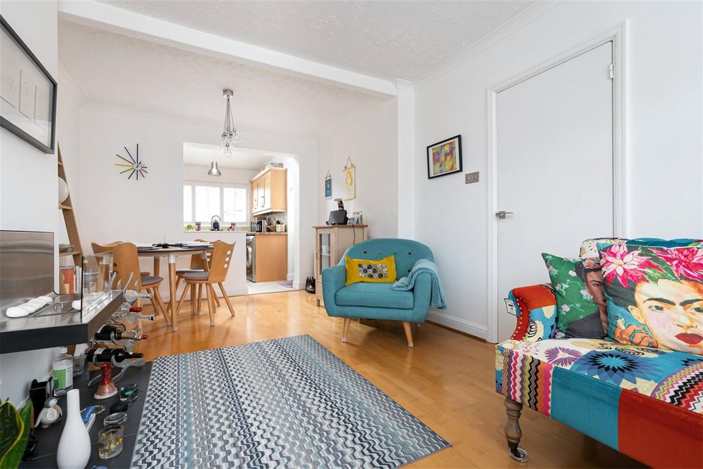 Property photo 3 of 17 Warwick Road-9.Jpg