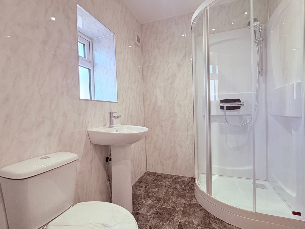 Property photo 2 of 9 Bathroom