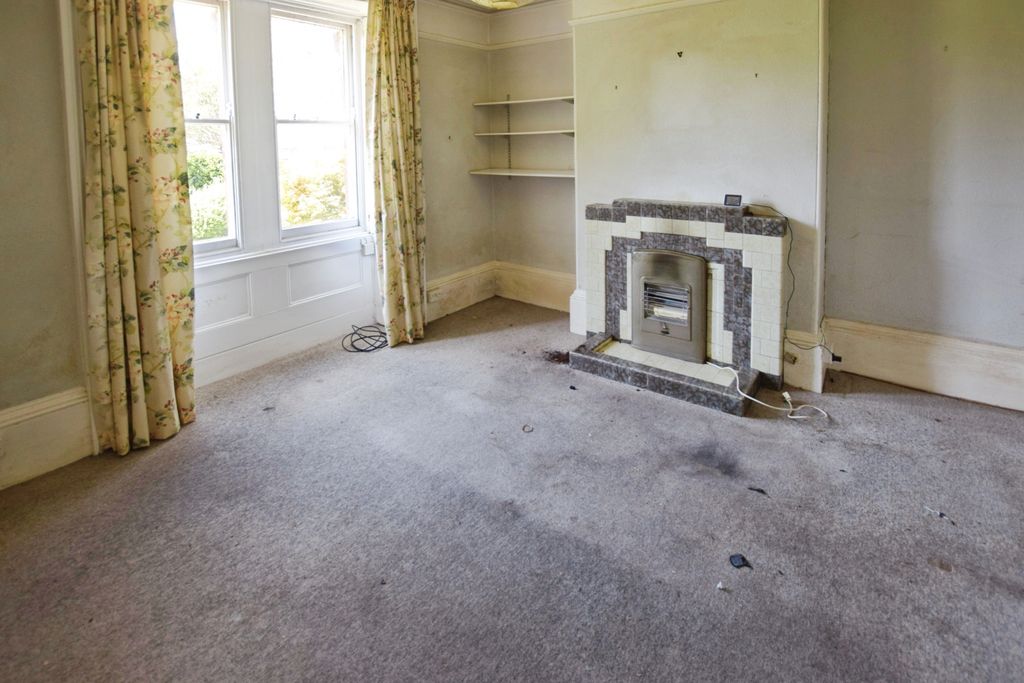 Property photo 3 of 8 018529De-Lind 20Bed