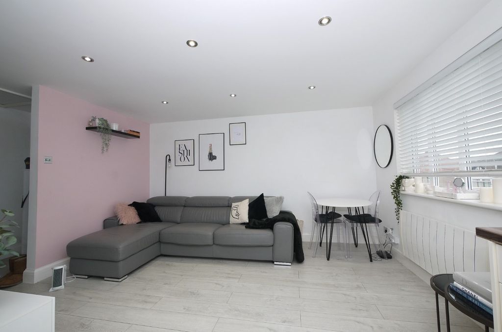 Property photo 2 of 12 3244082
