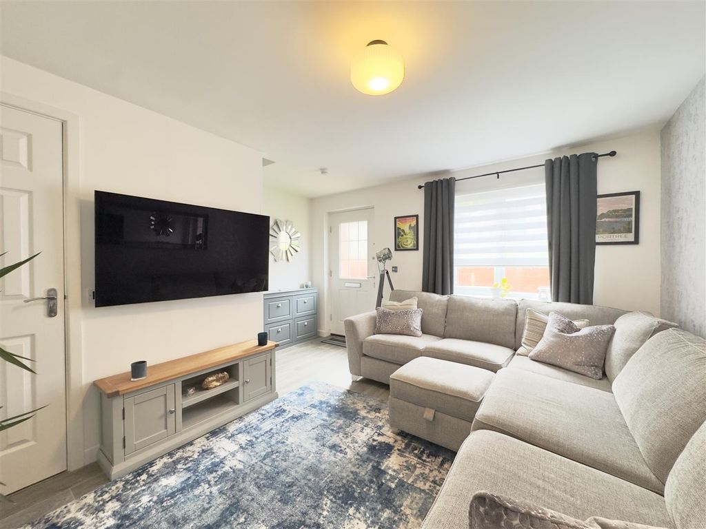 Property photo 3 of 15 Lounge