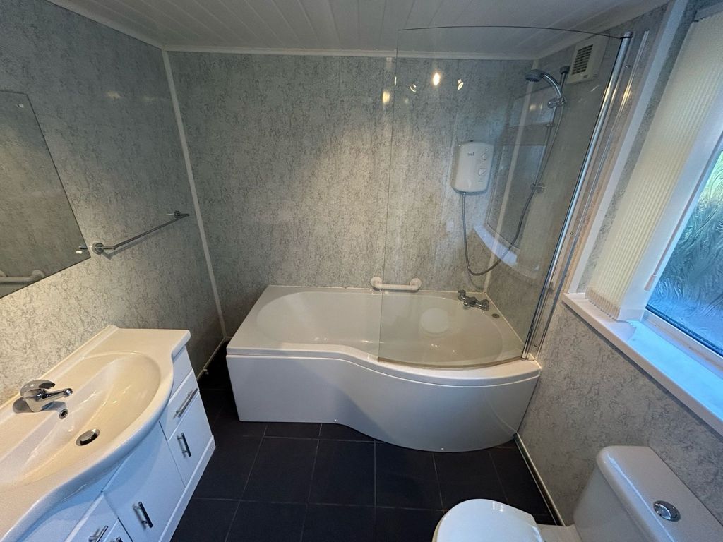 Property photo 2 of 9 Bathroom