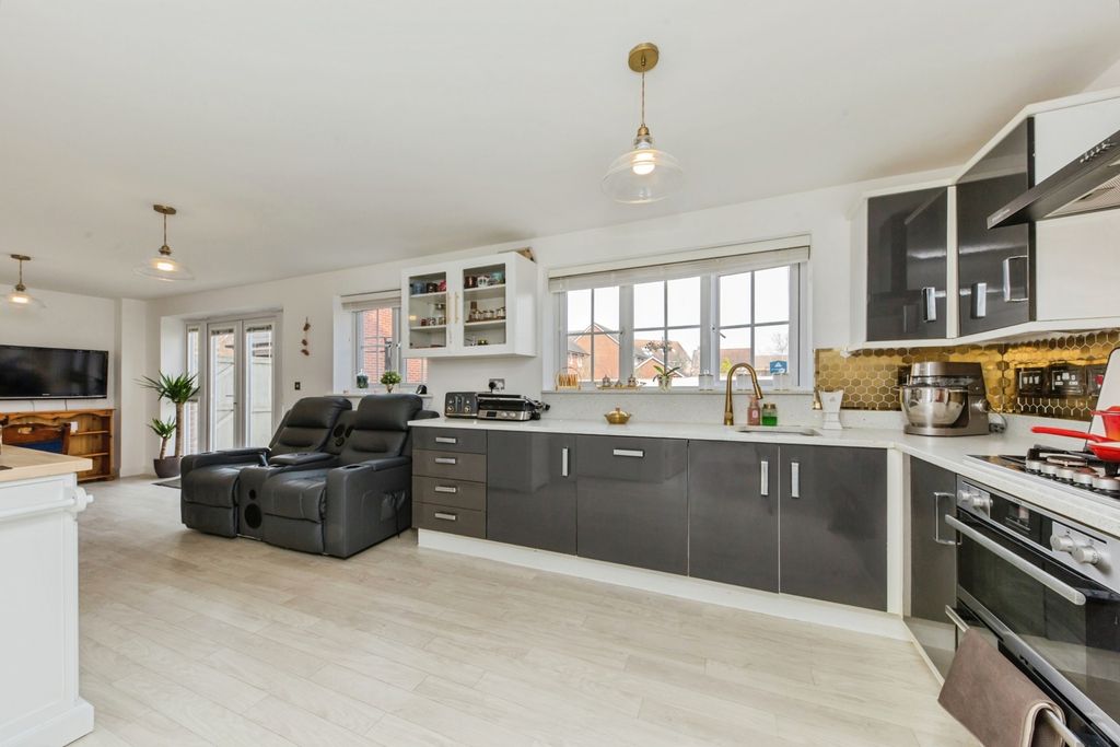 Property photo 3 of 19 Pbox-Img.Jpg